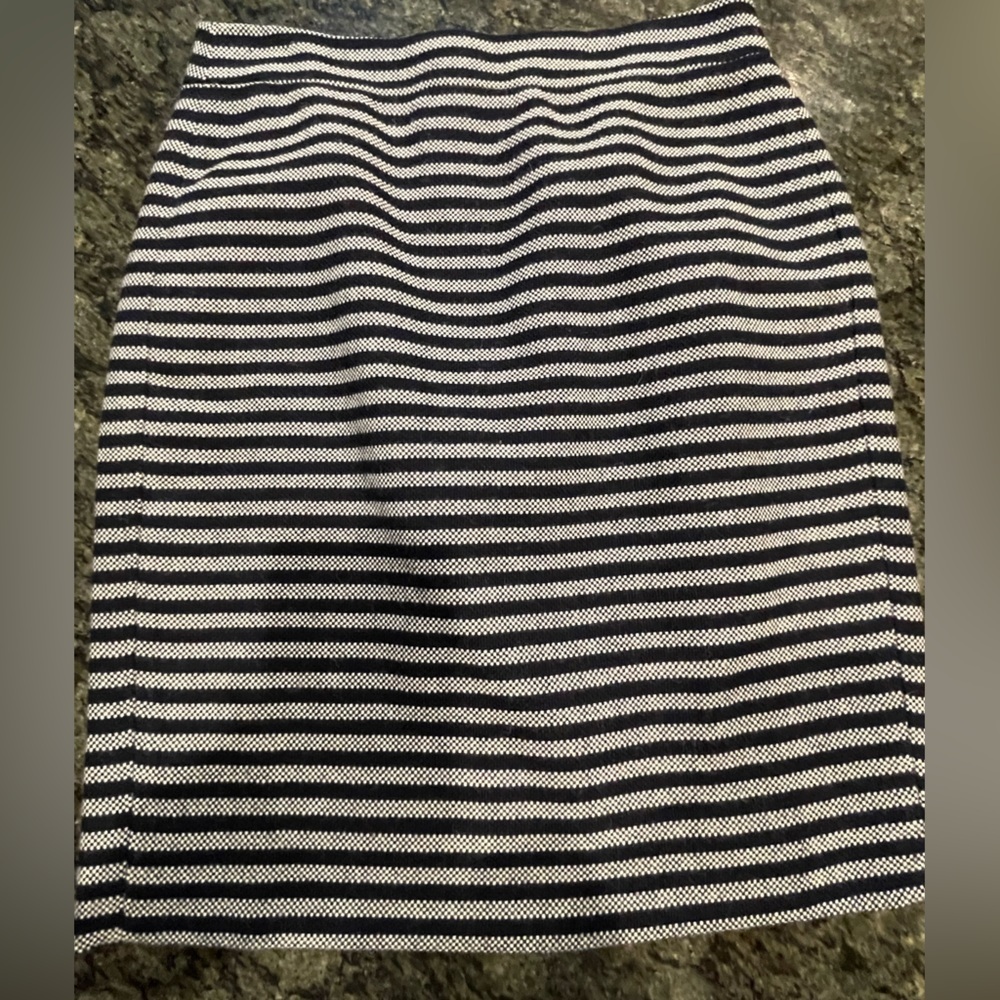 💙J Crew size 2 navy/off-white pencil skirt size 2. Flattering cut!